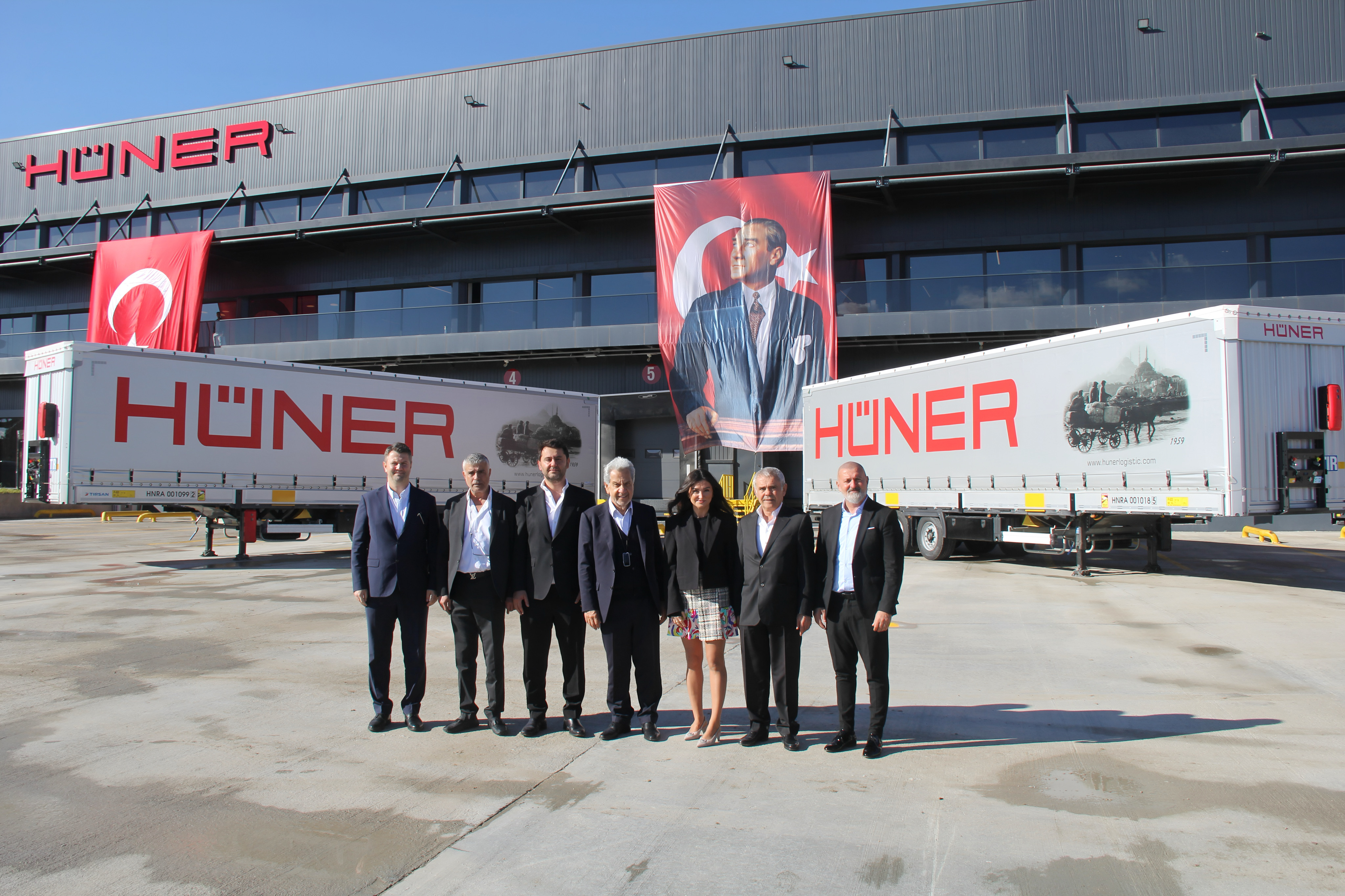 TIRSAN VE HÜNER İŞ BİRLİĞİ CUMHURİYET BAYRAMINDA BÜYÜDÜ: 500 TREYLER VE MUHTEŞEM LOJİSTİK MERKEZİ TESLİM EDİLDİ