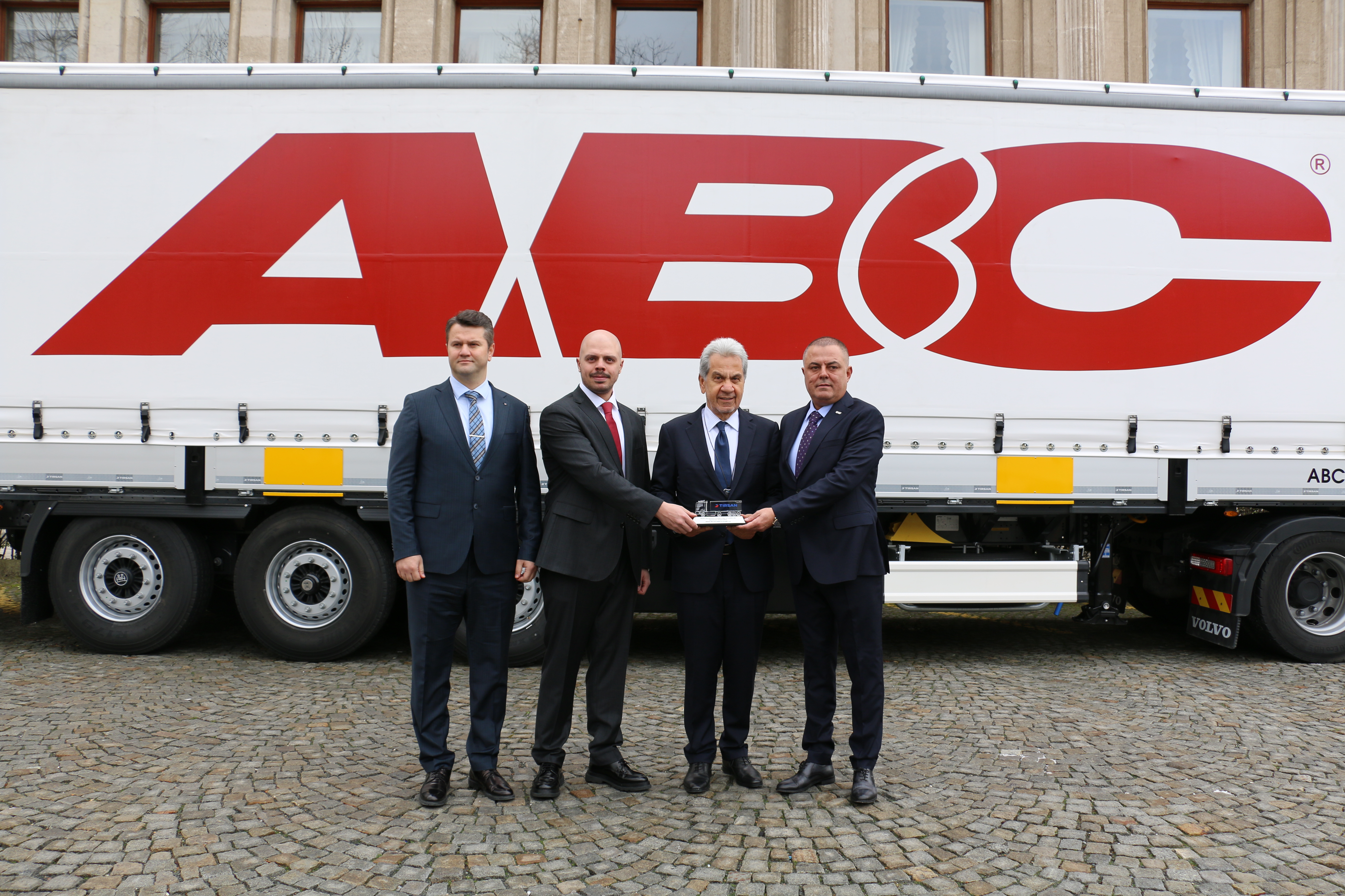 ABC LOJİSTİK, 1.100’ÜNCÜ TIRSAN’I ALDI,  YENİ 300 ADETE İMZA ATTI